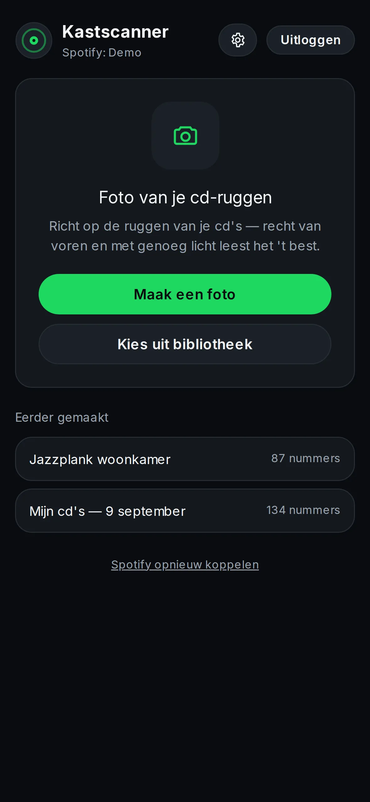 Kastscanner op een iPhone: een foto van cd-ruggen met de herkende albums eronder